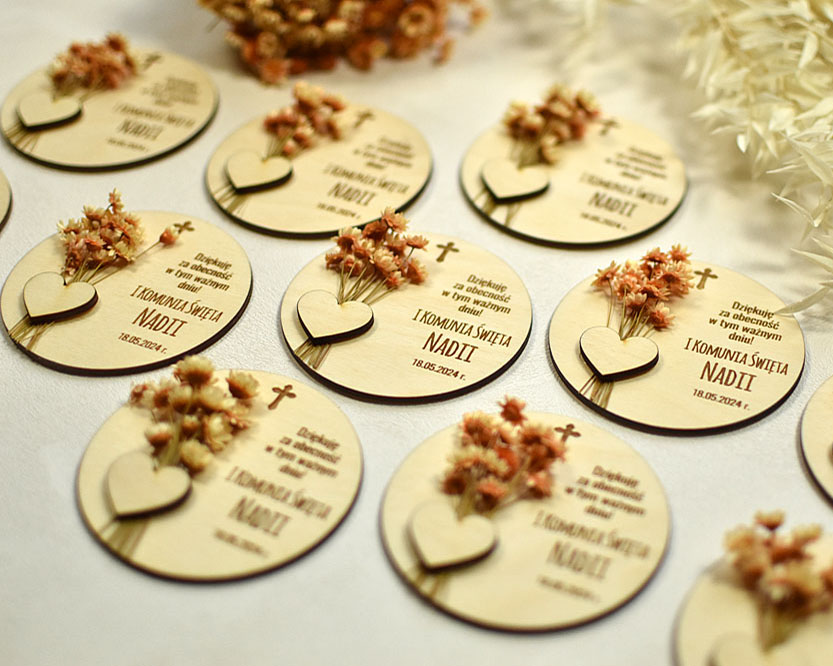 magnes na lodówkę z suszonymi kwiatami na Komunię lub Chrzest